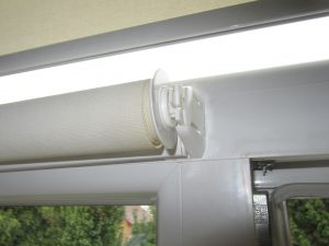 Вставляємо штору в механізм (кріплення).